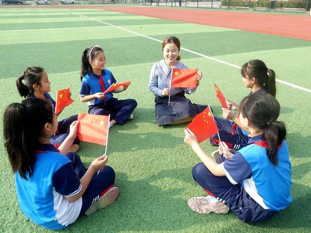 莘县东鲁学校:我和国旗合个影