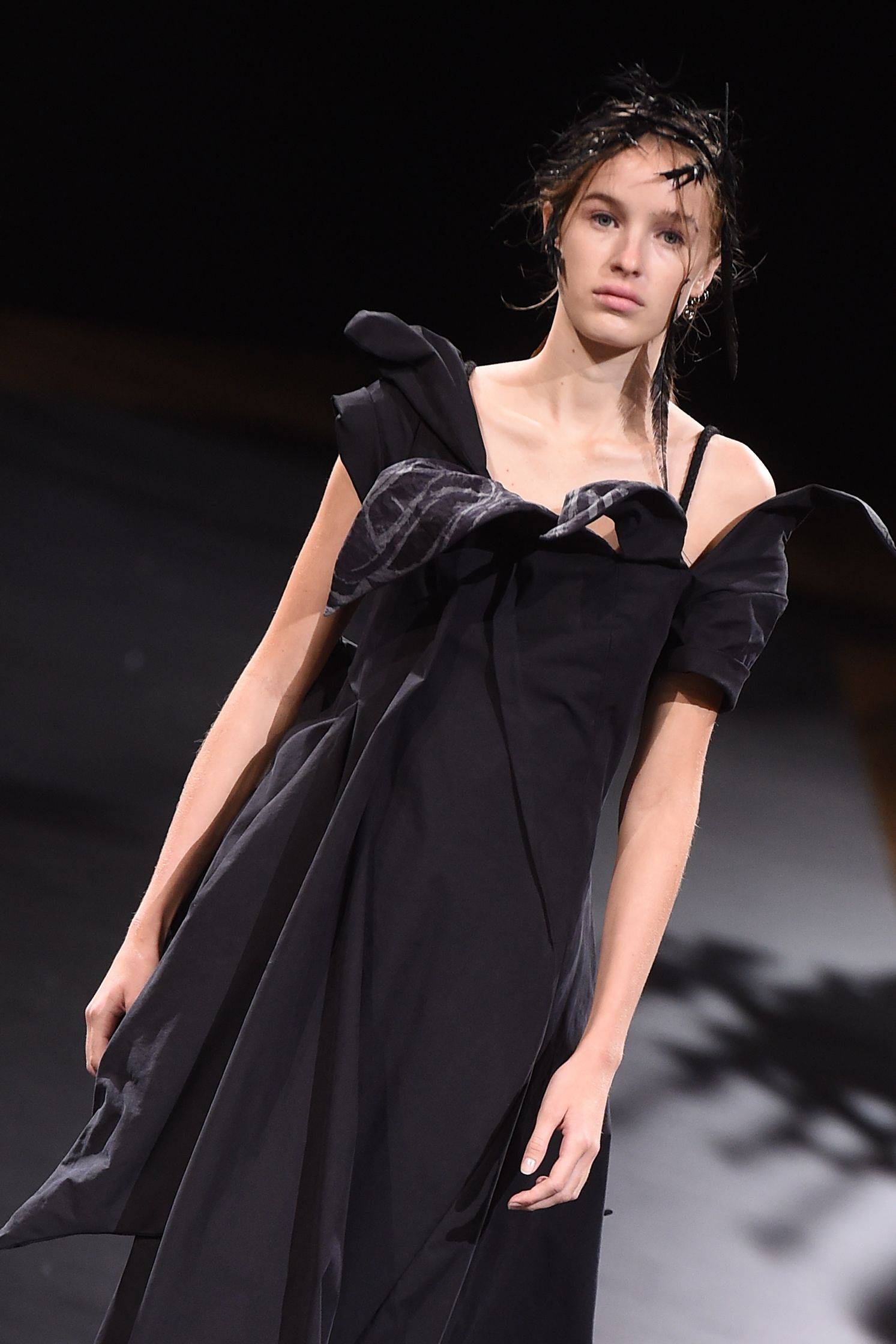 新华社|巴黎时装周：山本耀司发布春夏新品成衣