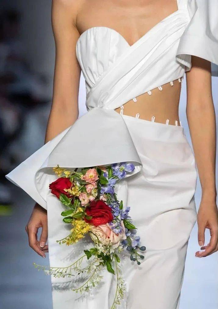 Gurung|犹如花卉田园诗的超美礼服设计，来自尼泊尔的＂名媛杀手＂设计师，美国第一夫人都爱他！