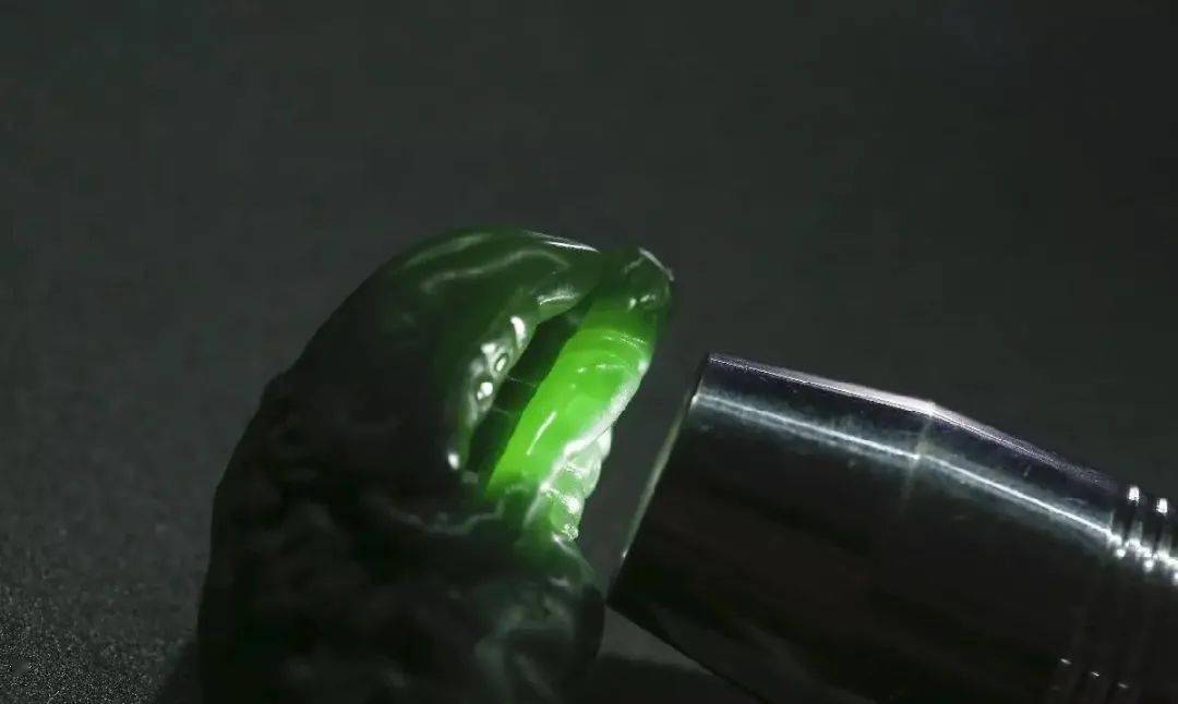 冰底|碧玉还是翡翠?这个玉石有点另类