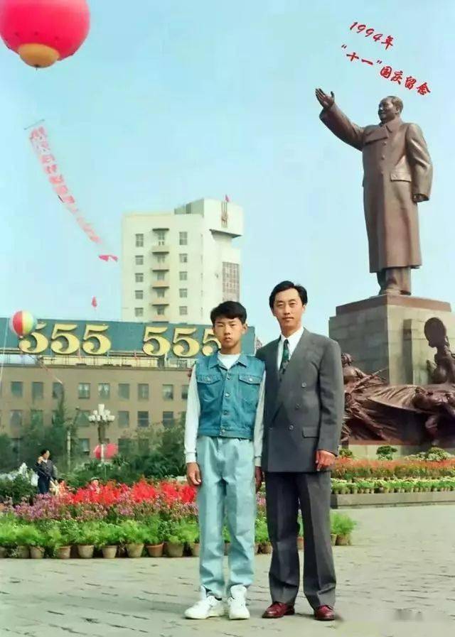 1994年  国庆留念  1969年,王彦还参加了 中山广场的毛主席大型塑像