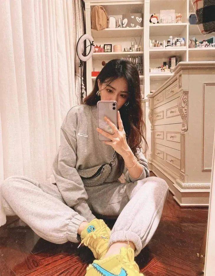 西服|被腿更长的她“抢”了代言,小S心服口服