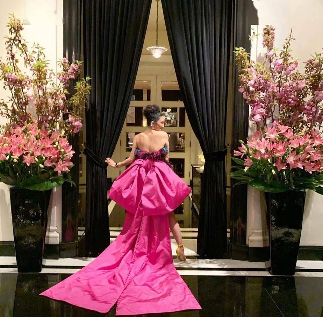 Gurung|犹如花卉田园诗的超美礼服设计，来自尼泊尔的＂名媛杀手＂设计师，美国第一夫人都爱他！