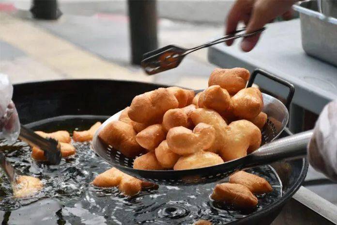 全球|寒冬来临！二次疫情暴发，这一行业或有4600万人失业！巨头也撑不住，“花式”自救来了：竟有卖起了早餐油条，被一抢而空！