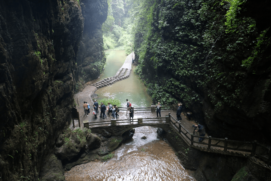 修建在双门峡峭壁上的玻璃栈道,让游客尖叫连连. 双门峡的山