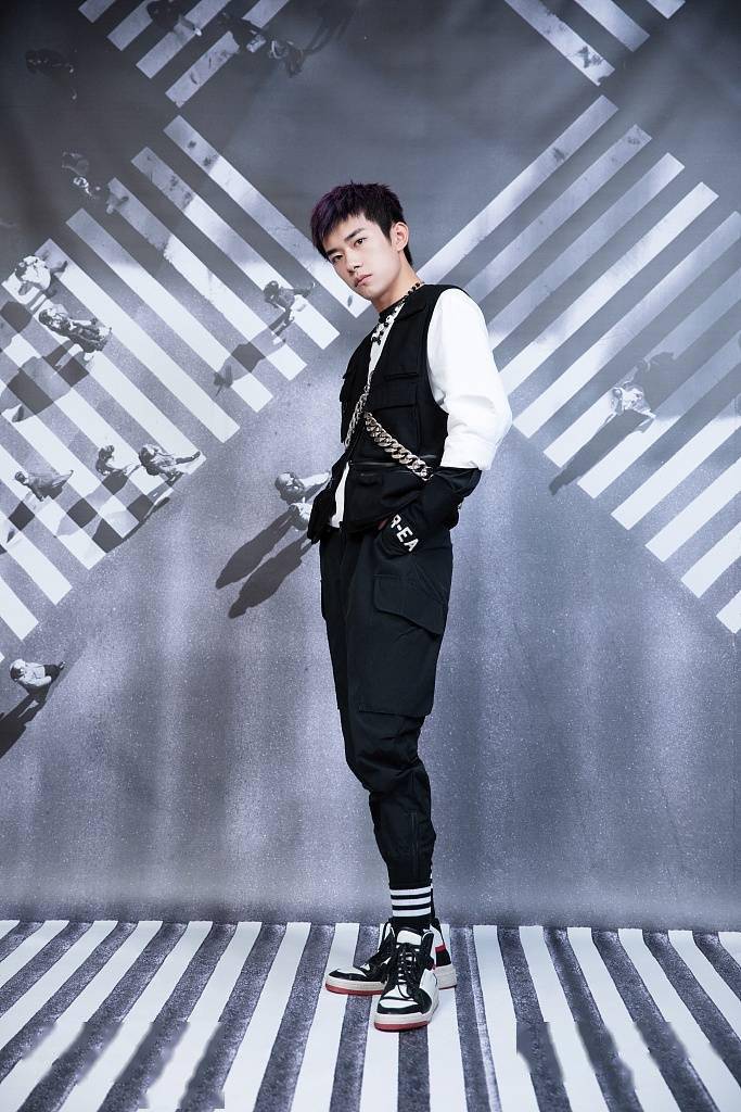 娱乐|易烊千玺完美驾驭紫色挑染短发 一身黑白服装帅气满分