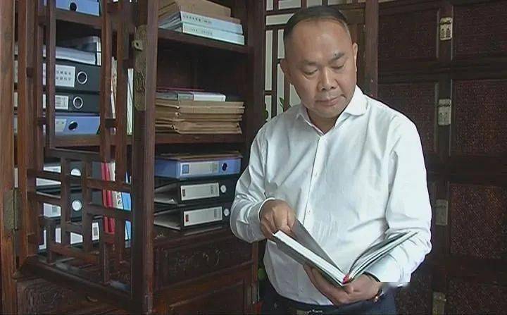庄重董事长_庄重背景图片