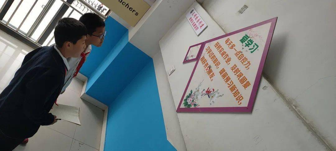 学生首先清理校园里的不规范用字用语,对作业,练习册及学校的板报