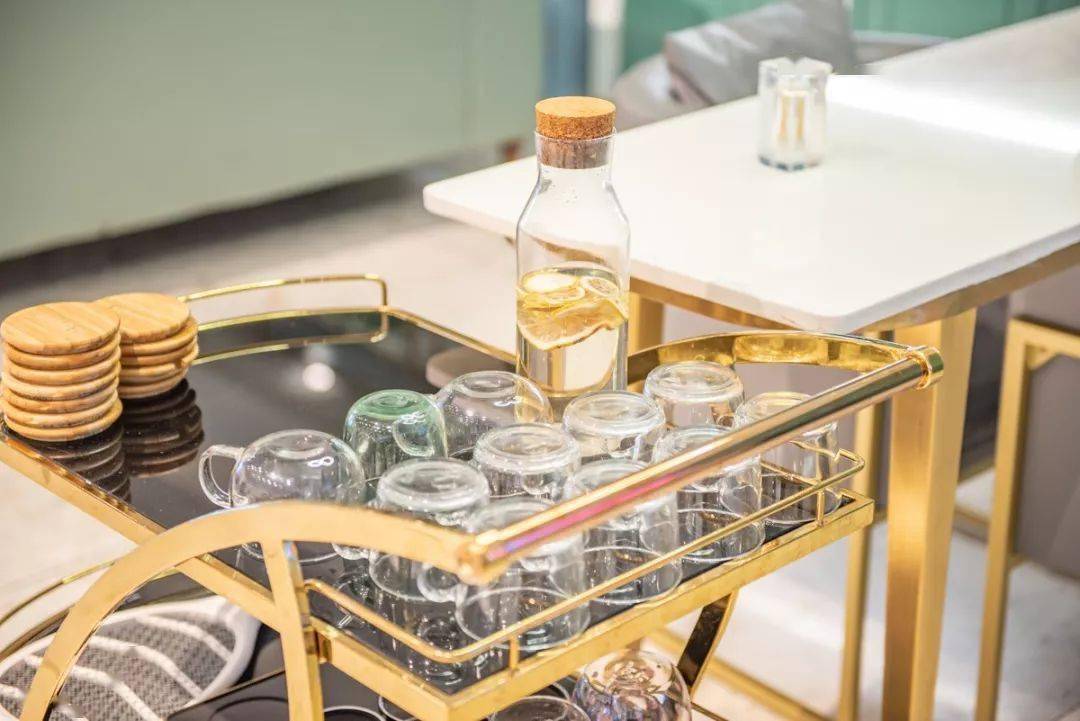 造型|16.9元剪发/88元明星染或烫造型，是时候体验一把20年热门发色“透明雾感”