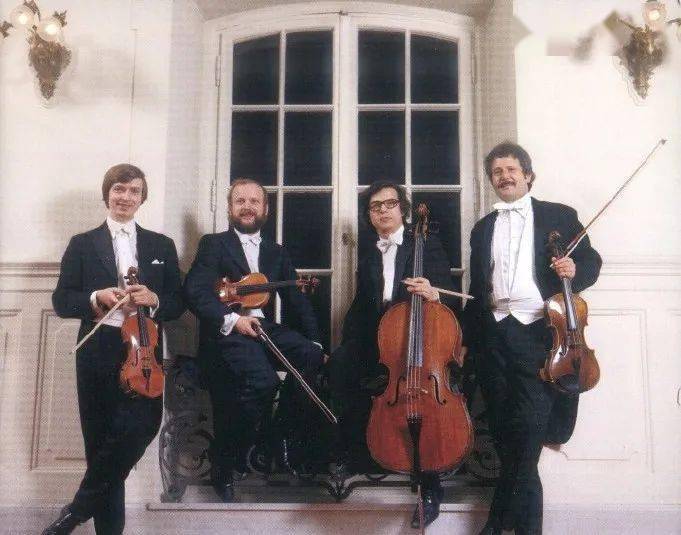 4人正于维也纳音乐会上聆听拉萨叶弦乐四重奏乐团所演奏的勋伯格作品