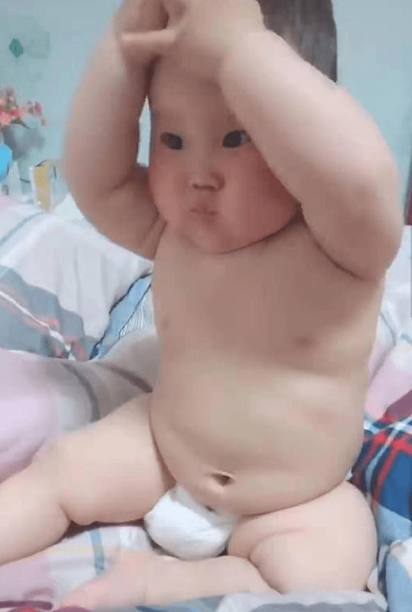 宝宝太胖,捏肚子上的肉紧皱眉头,网友:从小就有了减肥