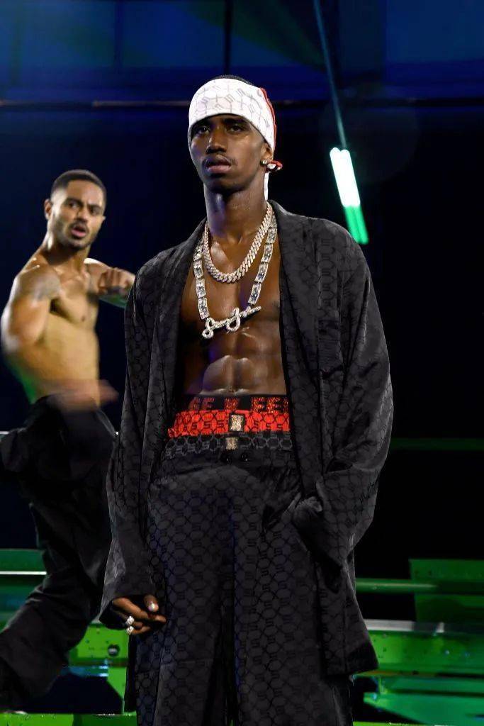 Rihanna|蕾哈娜又赢了，男士内衣系列刚发售就卖到断货！