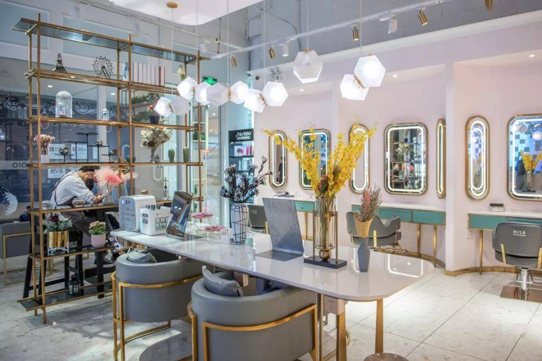 造型|16.9元剪发/88元明星染或烫造型，是时候体验一把20年热门发色“透明雾感”