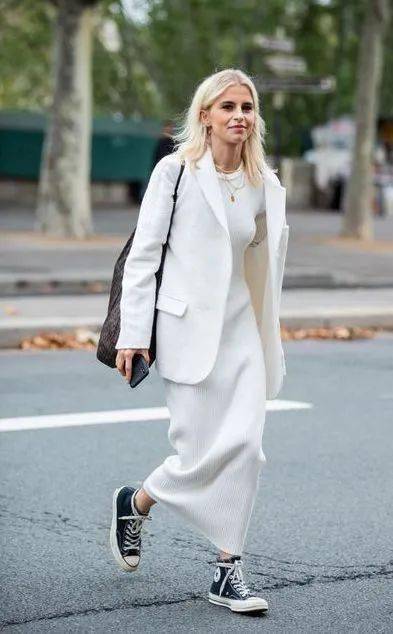 什么|穿衣搭配：外套里面穿什么？这3款基础内搭让你时髦整个秋天！