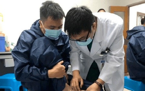 惊险！广东阳江籍渔船沉没12人获救，仍有1人失联！他们到底经历了什么？