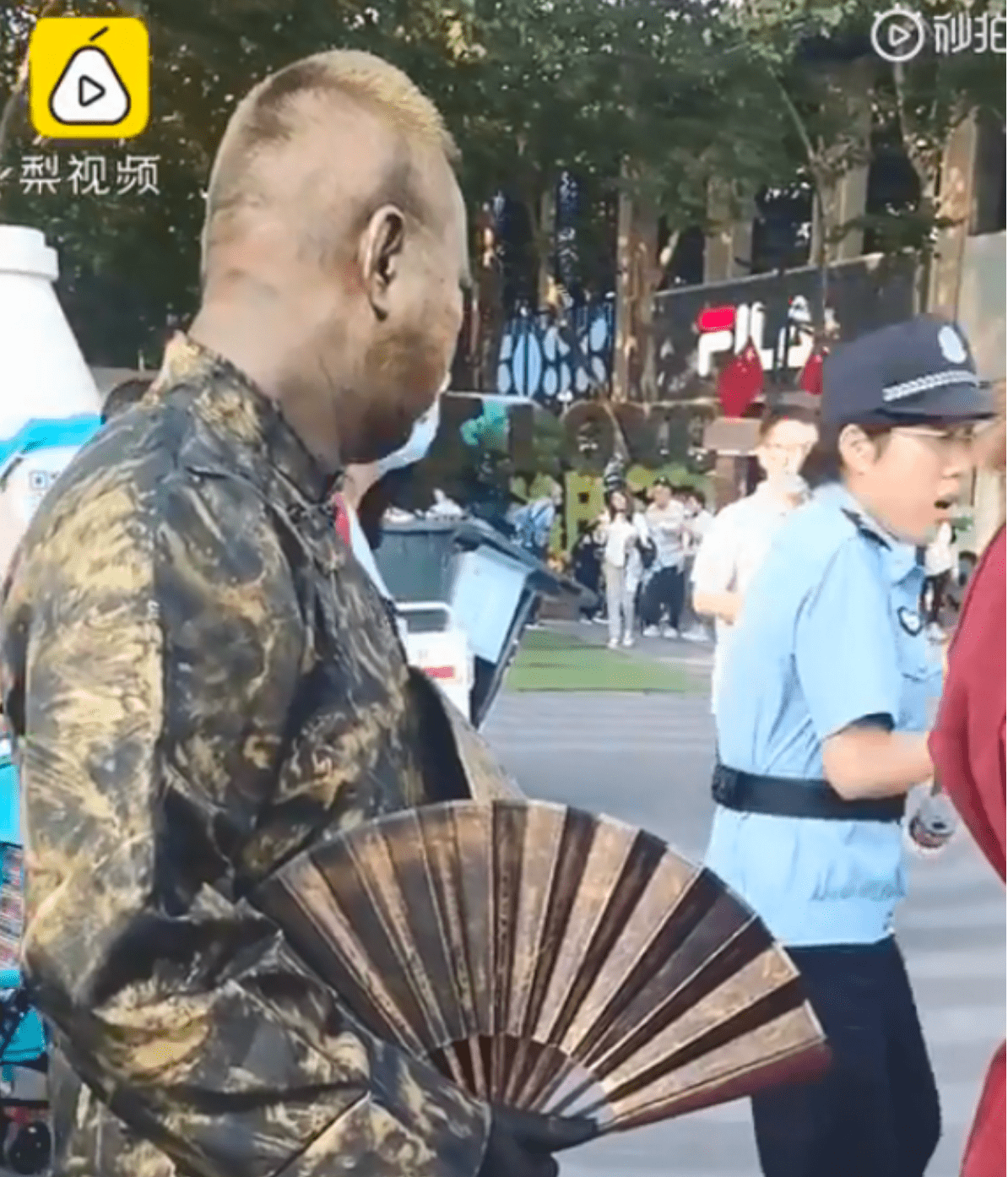 太逼真！西湖景区一男子假扮铜人把执勤女警吓出表情包