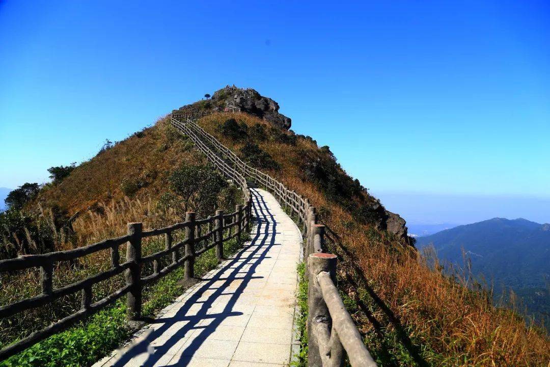 银瓶山森林公园谢岗景区风景秀丽,景观资源丰富,素有"小九寨沟"之称.