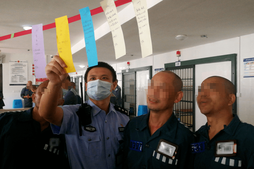 10月1日,省临海监狱民警王彬组织分监区罪犯开展猜灯谜活动,活跃罪犯