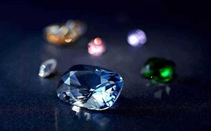 包某|＂我是公主！＂女公务员贪污307万只为买水晶！瞎买水晶，活该坐牢！