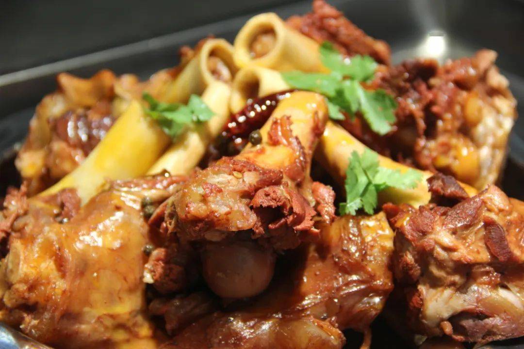 关于朋友圈龙虾城的特色美食 ■ 羊棒骨,满满肉量和精华 ■  羊肉性