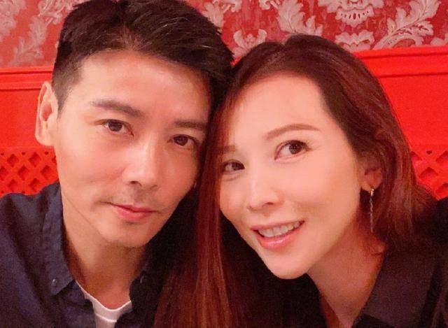 蔡少芬一家五口齐现身,为好友陈浩民庆生,奶爸张晋怀抱小儿子