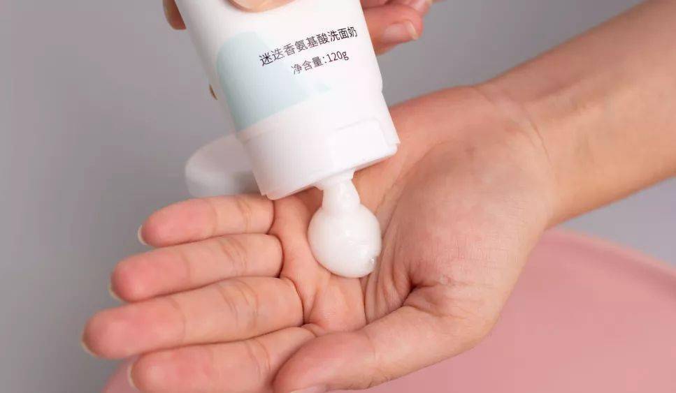 氨基酸|拒绝“螨虫脸”，5秒揉一揉，螨虫全出来了，痘痘黑头全没了！