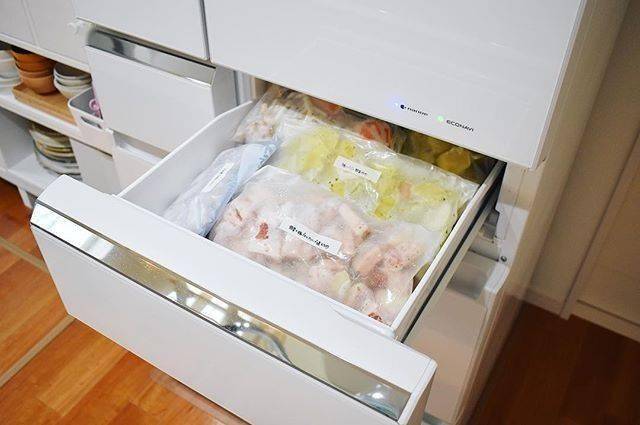 厨房|做饭效率高一倍！日本主妇间正流行的“动线收纳”！处处都是小心机！厨房空间瞬间大三倍