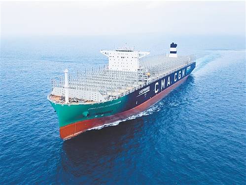 图为世界首艘23000teu双燃料动力集装箱船"达飞雅克·萨德"号.