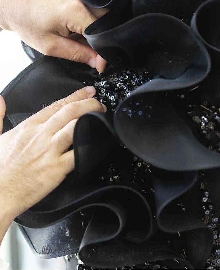 Saab|下凡历劫这么苦,为什么不打扮得再美一些呢?交织着华丽Elie Saab在斜阳下闪烁着光芒