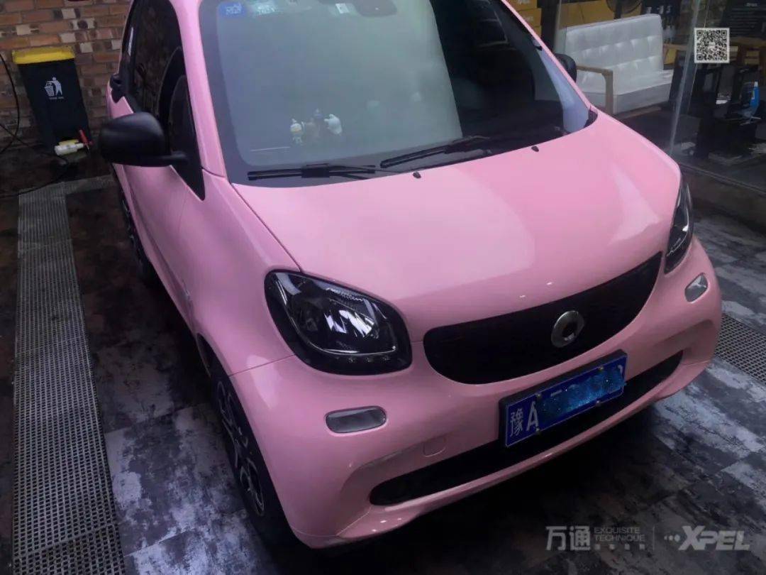 粉色其实很容易落入俗套, 正脸看奔驰smart也是非常的可爱迷人, 两只
