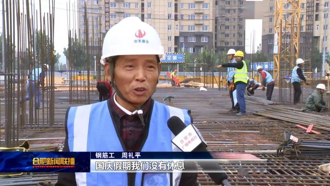 上午9:00,钢筋工周礼平已经和工友在工地上工作了3个小时.