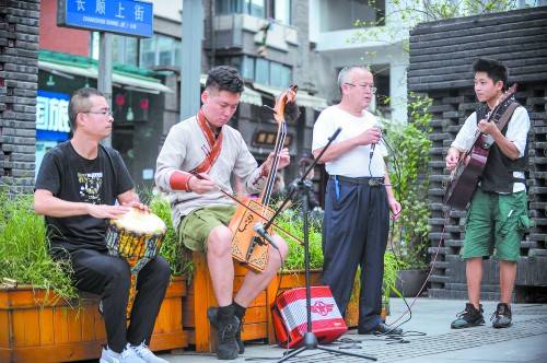 乐队在宽窄巷子演出,引来大批人驻足观看"我和我的祖国,一刻也不能