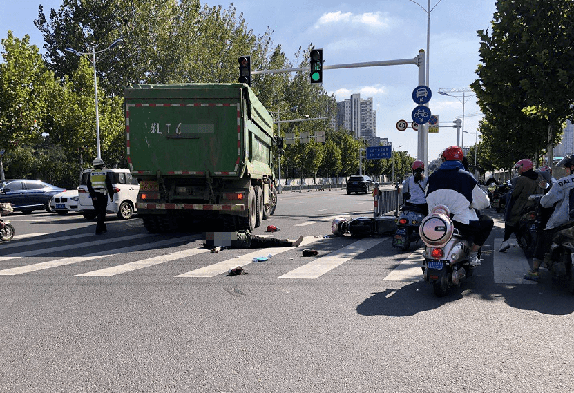 镇江某路口交通事故,电动车驾驶员当场身亡!