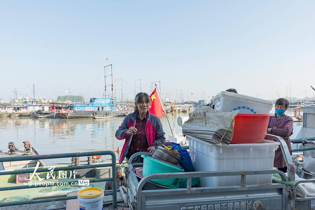 江苏淮安：渔民撤离湖区 洪泽湖10年禁渔开始