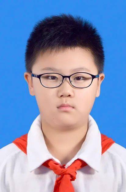 四(4)中队 应皓宇自我介绍:我是四(3)中队长马琳,在校三年,我学习成绩