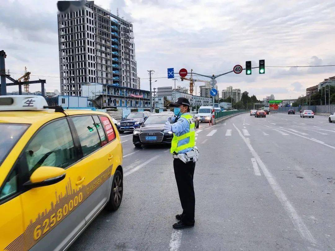 长征所民警林敏浩接警后,带领报警人和小区保安多方寻找,最终找到