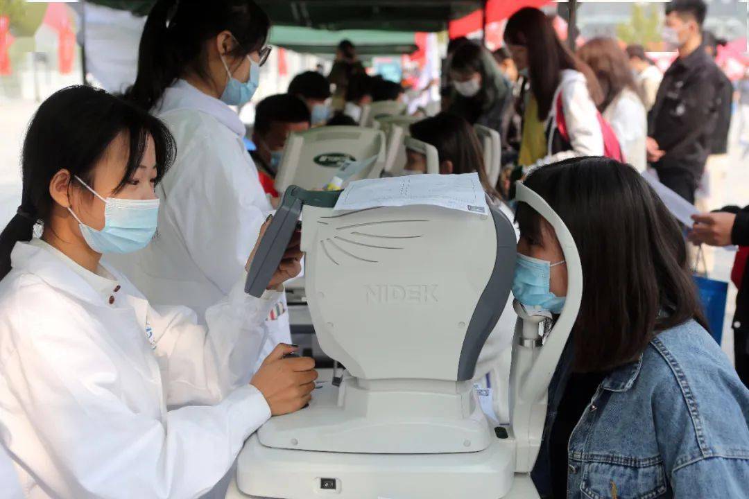 迎新|这所学校迎新充满“科技感”智能无人车帮新生运行李