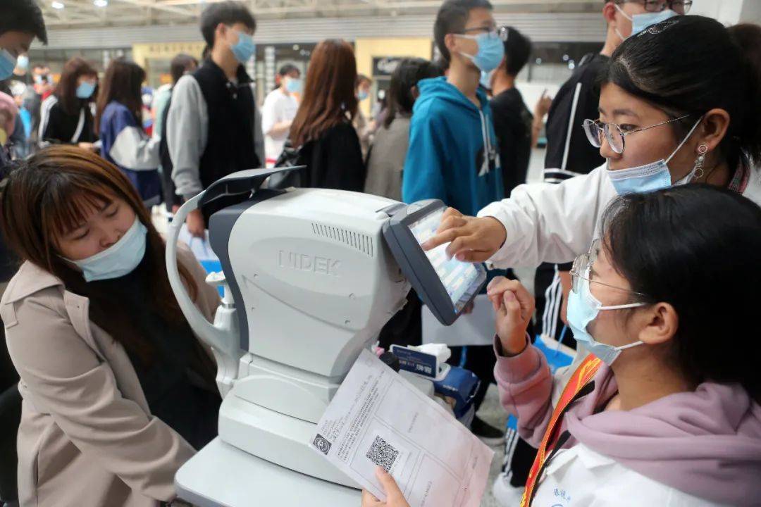 迎新|这所学校迎新充满“科技感”智能无人车帮新生运行李