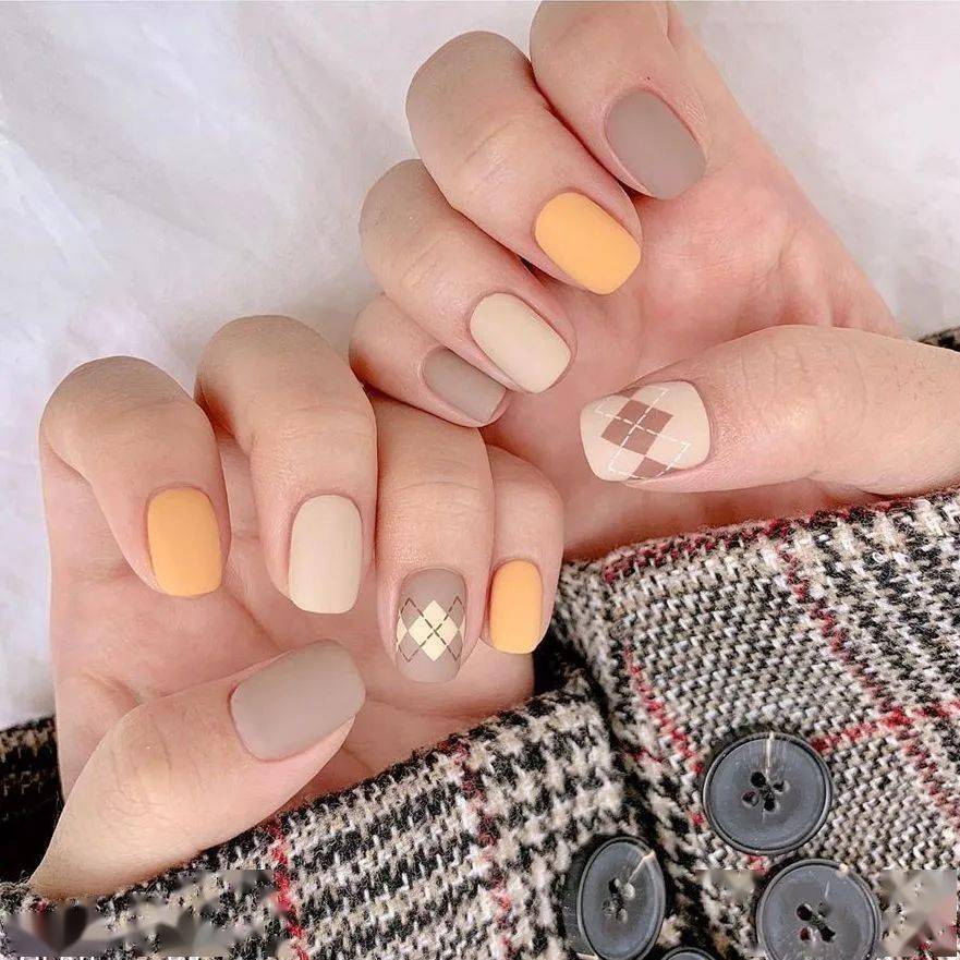 款式|赶紧存图！40款秋冬美甲，显白不挑人！