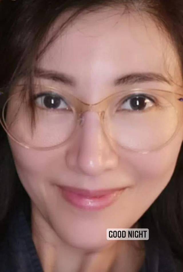 豪门|50岁李嘉欣晒素颜自拍，皮肤白皙细腻如少女，豪门阔太范儿十足