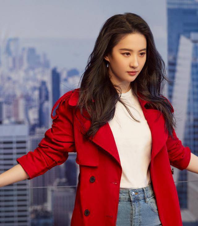 红色系颜色的选择也丰富了刘亦菲身具的女性美