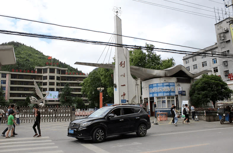 胜利高中以前的丹桂园是一片鱼塘现在是利川最繁华地区之一利川市"新"