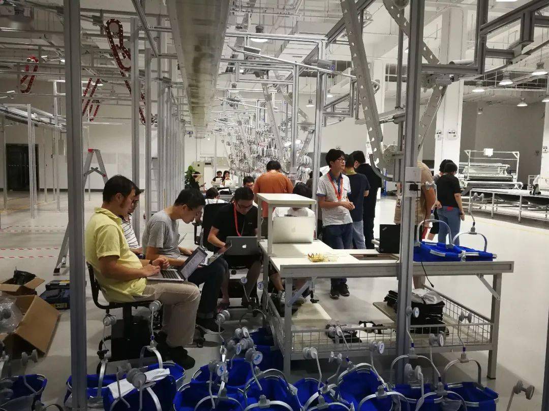 生活|布满银亮金属的工厂车间，亮起生日的烛光