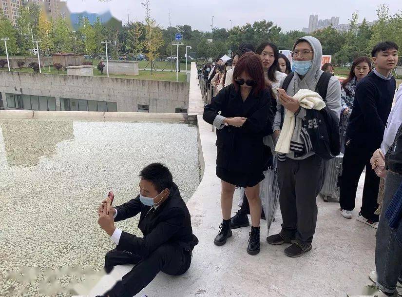 保安正是火爆全网的小马哥~他们的主业是维护谢子龙影像艺术馆的安保