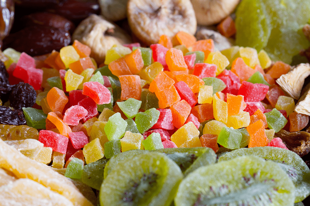 最后，常见的零食代表有：蜜饯、果脯、水果干……家长在购买时尽量避开