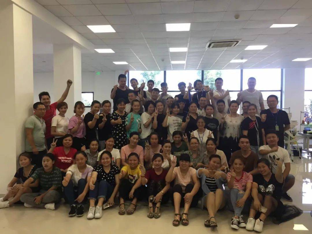 生活|布满银亮金属的工厂车间，亮起生日的烛光