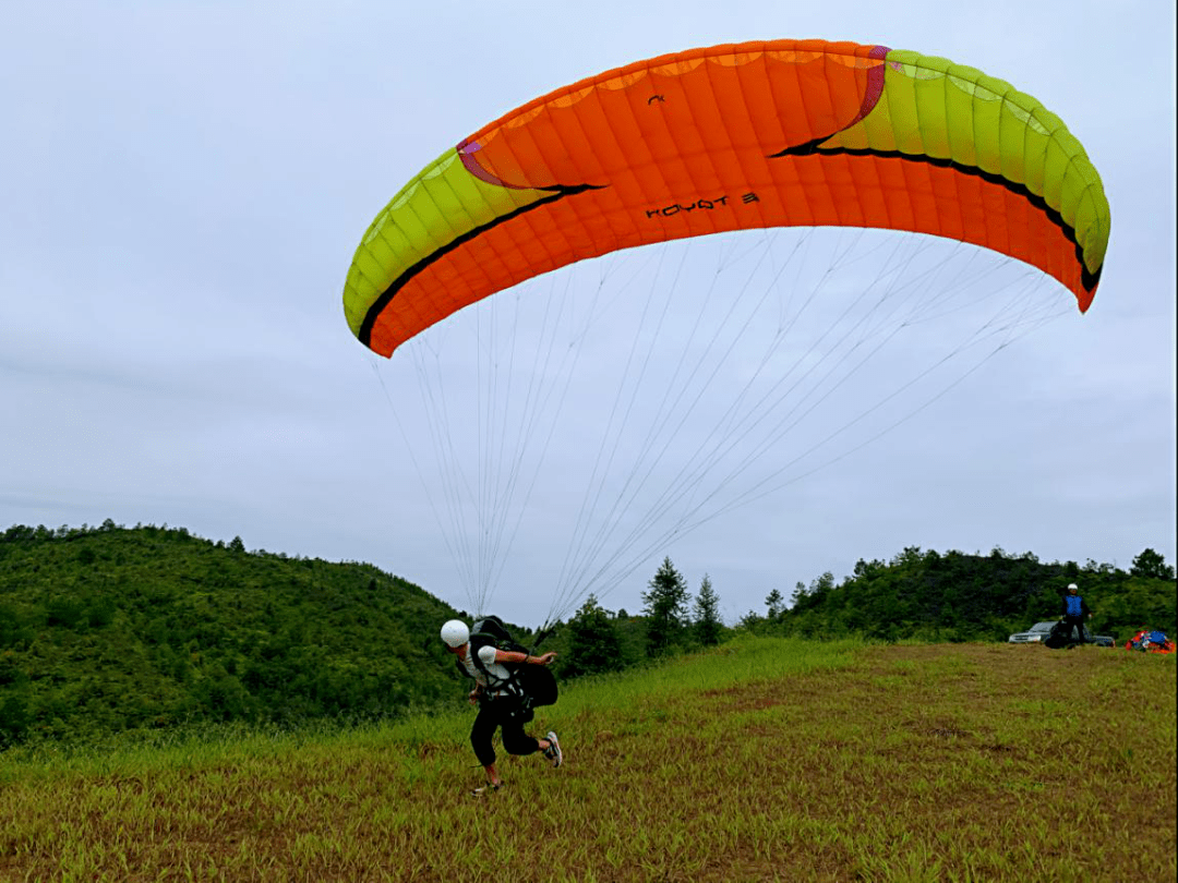 什么是滑翔伞云吸现象 ee17e3e239614d64984b0478fc65151c.png