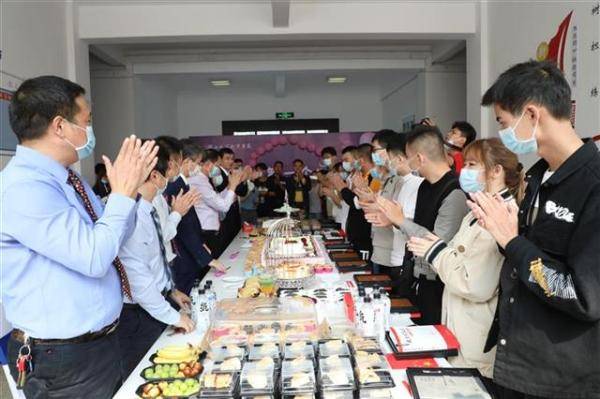 新生|暖心！高校自制一米长生日蛋糕给11名新生庆生