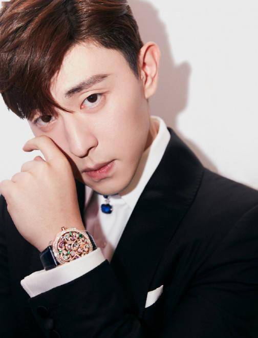 珠光宝气|邓伦珠光宝气大片发布 戴巴洛克风珠宝配饰气场足