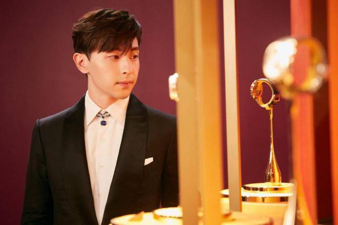 珠光宝气|邓伦珠光宝气大片发布 戴巴洛克风珠宝配饰气场足